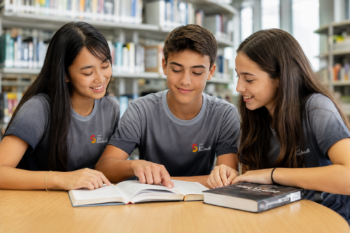 Crianças estudando